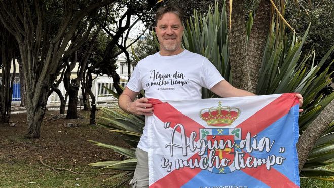 Carlos García posa con la bandera de Oncobierzo Carlos García posa con la bandera de Oncobierzo