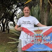Carlos García posa con la bandera de Oncobierzo