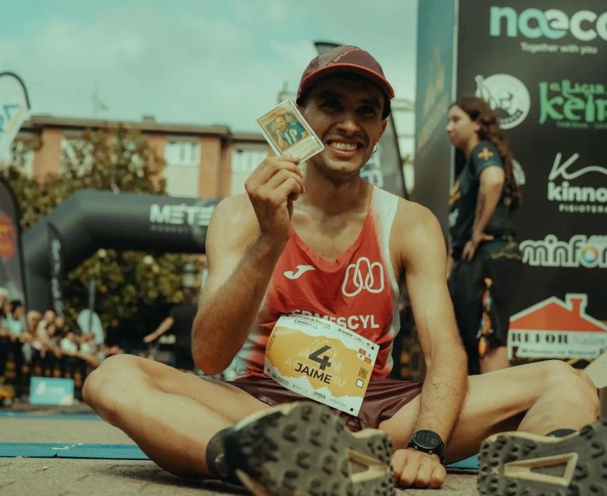 El atleta Jaime Romo con un cromo de Fidel Castro con una camiseta de la Ponferradina. |Jesús García-Manzanares @zurdimedia