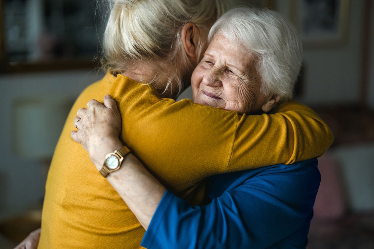 Abrazo a una persona mayor |Foto iStock(Autor: PIKSEL) Abrazo a una persona mayor |Foto iStock(Autor: PIKSEL)
