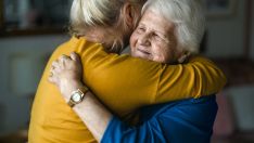 Abrazo a una persona mayor |Foto iStock (Autor: PIKSEL) Abrazo a una persona mayor |Foto iStock (Autor: PIKSEL)