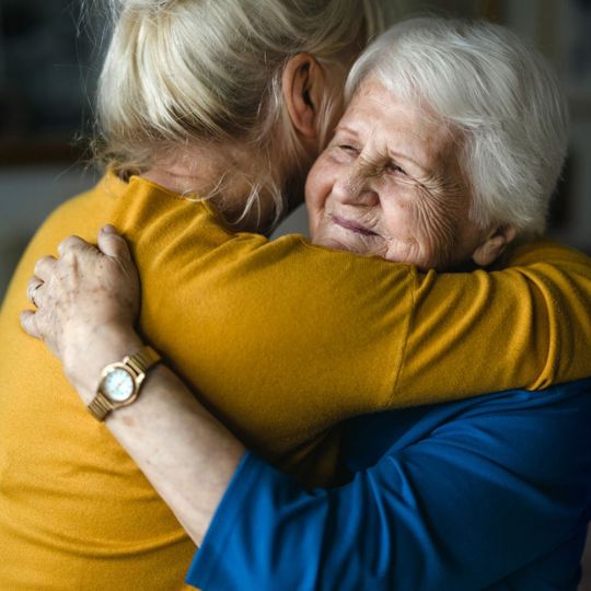 Abrazo a una persona mayor |Foto iStock (Autor: PIKSEL) Abrazo a una persona mayor |Foto iStock (Autor: PIKSEL)