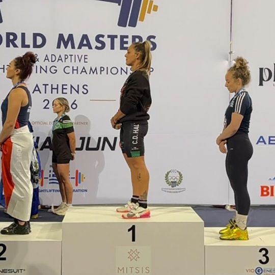 Maria de la Puente, campeona del mundo en la categoría 57 kg M35 con un total de 179 kg: 79 kg en arrancada y 100 kg en dos tiempos. Maria de la Puente, campeona del mundo en la categoría 57 kg M35 con un total de 179 kg: 79 kg en arrancada y 100 kg en dos tiempos.