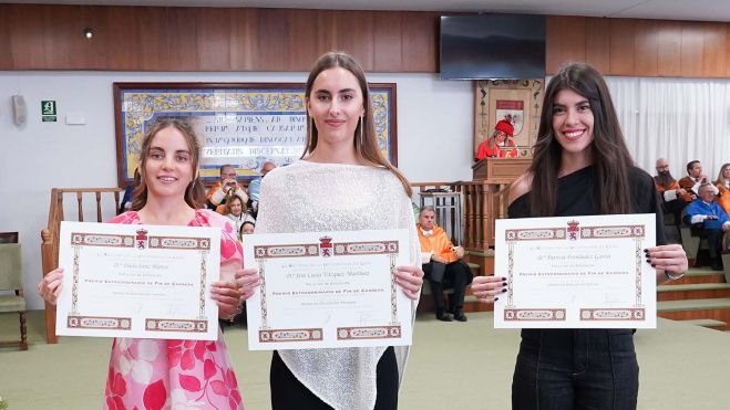 Patricia Fernández, de negro, junto a otras ganadoras de los Premios Excelencia de la ULE (2021-2025) Patricia Fernández, de negro, junto a otras ganadoras de los Premios Excelencia de la ULE (2021-2025)