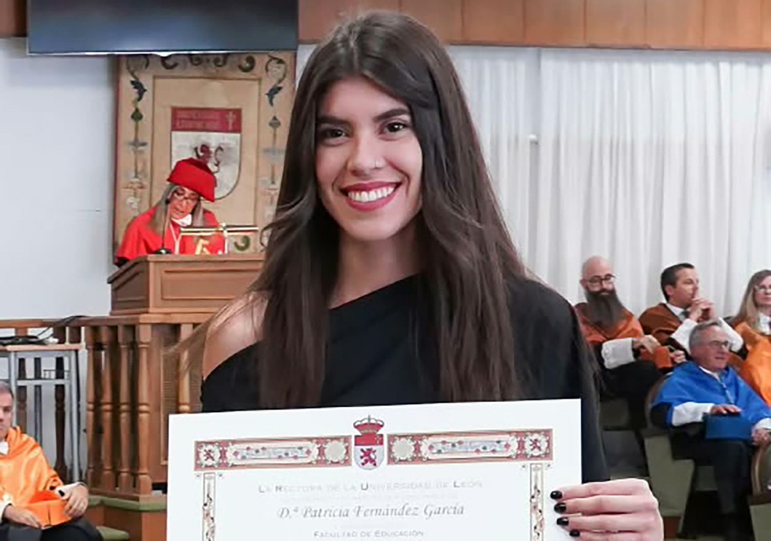Patricia Fernández posa jutno al diploma por el que le otorgan el Premio de Excelencia de la ULE