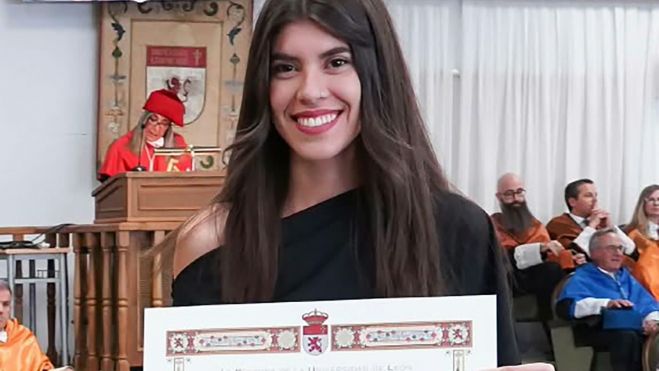 Patricia Fernández posa jutno al diploma por el que le otorgan el Premio de Excelencia de la ULE Patricia Fernández posa jutno al diploma por el que le otorgan el Premio de Excelencia de la ULE