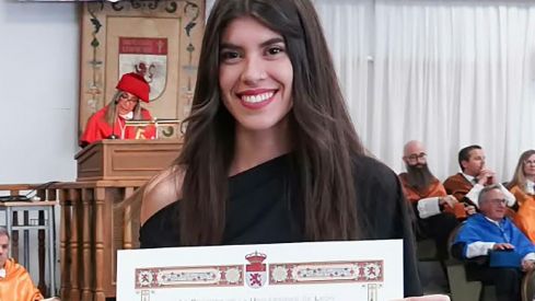 Patricia Fernández posa jutno al diploma por el que le otorgan el Premio de Excelencia de la ULE Patricia Fernández posa jutno al diploma por el que le otorgan el Premio de Excelencia de la ULE