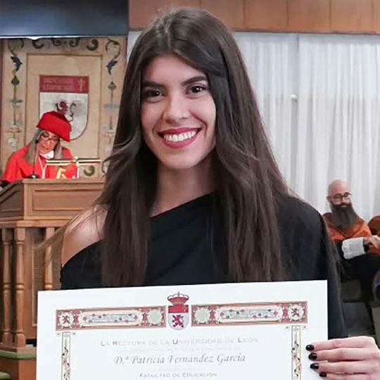 Patricia Fernández posa jutno al diploma por el que le otorgan el Premio de Excelencia de la ULE Patricia Fernández posa jutno al diploma por el que le otorgan el Premio de Excelencia de la ULE