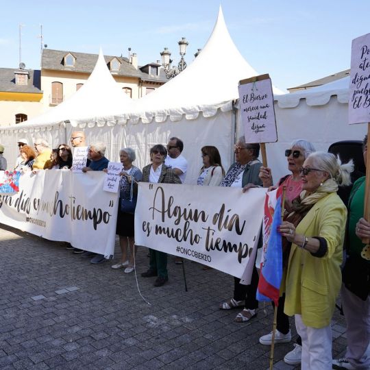 La Plataforma OncoBierzo celebra su concentración mensual para reclamar mejoras en la sanidad del Bierzo | Foto: César Sánchez, ICAL La Plataforma OncoBierzo celebra su concentración mensual para reclamar mejoras en la sanidad del Bierzo | Foto: César Sánchez, ICAL