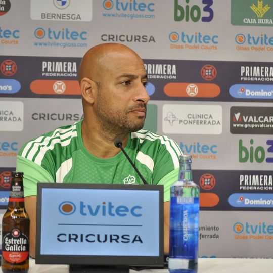 El entrenador de la Ponferradina, Mehdi Nafti