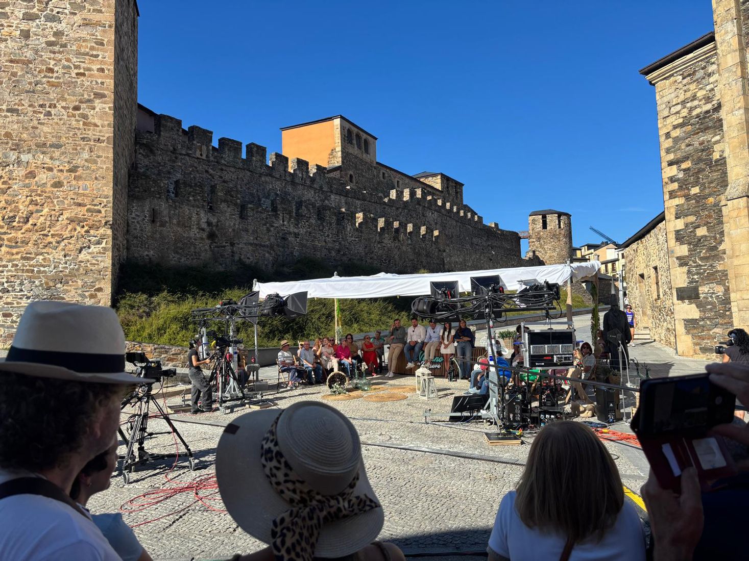 Grabación del programa 'El verano se mueve' de Telecinco desde Ponferrada (9) | Foto: Iris López, InfoBierzo