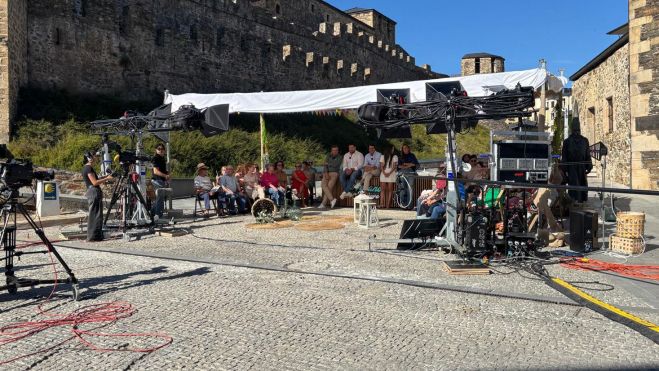 Grabación del programa 'El verano se mueve' de Telecinco desde Ponferrada | Foto: Iris López, InfoBierzo Grabación del programa 'El verano se mueve' de Telecinco desde Ponferrada | Foto: Iris López, InfoBierzo