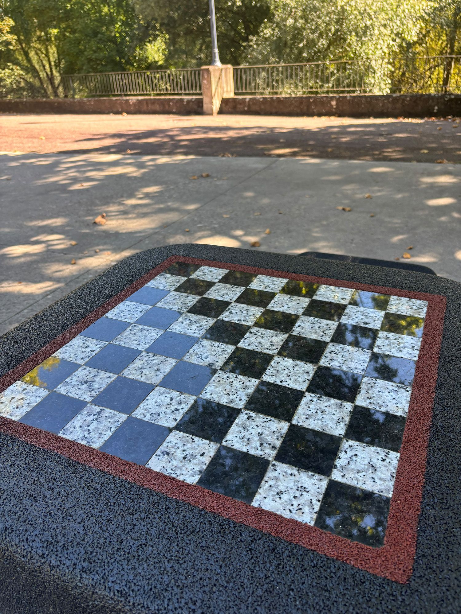 Nuevas mesas de ajedrez en el parque de la Concordia de Ponferrada Nuevas mesas de ajedrez en el parque de la Concordia de Ponferrada
