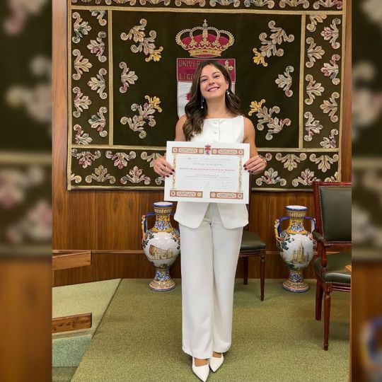 La joven lacianiega, Paula Pardo, el día en el que recogió el premio | Foto: Cedida a InfoBierzo por la propia Paula Pardo La joven lacianiega, Paula Pardo, el día en el que recogió el premio | Foto: Cedida a InfoBierzo por la propia Paula Pardo