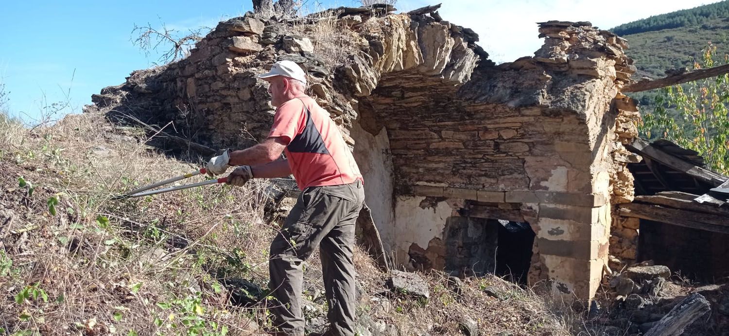 Limpieza de vegetación del pueblo minero Santibáñez de Montes (Torre del Bierzo) (3) | Foto: Chema Vicente, ICAL