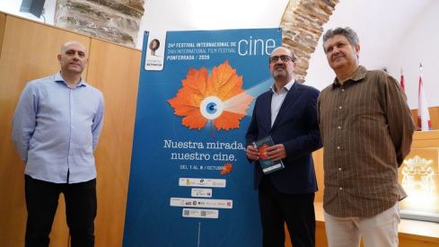 Presentación de la 24 edición del Festival Internacional de Cine de Ponferrada, Marco Morala en el centro, el director del festival, Antonio Adonis (a la derecha), y el coordinador de programación y selección, Antonio Morán (Izquierda) | César Sánchez Presentación de la 24 edición del Festival Internacional de Cine de Ponferrada, Marco Morala en el centro, el director del festival, Antonio Adonis (a la derecha), y el coordinador de programación y selección, Antonio Morán (Izquierda) | César Sánchez