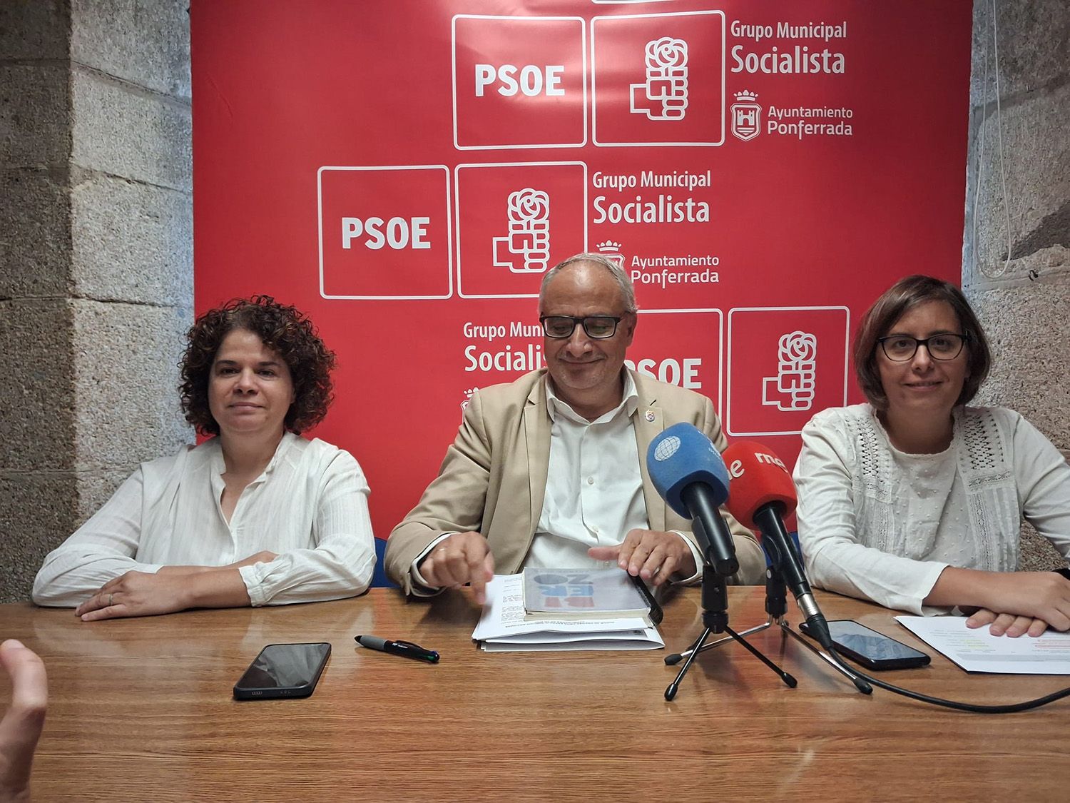 Olegario Ramón en una rueda de prensa por las irregularidades en la construcción de las antiguas casetas de La Minero | Clara Arias Olegario Ramón en una rueda de prensa por las irregularidades en la construcción de las antiguas casetas de La Minero | Clara Arias
