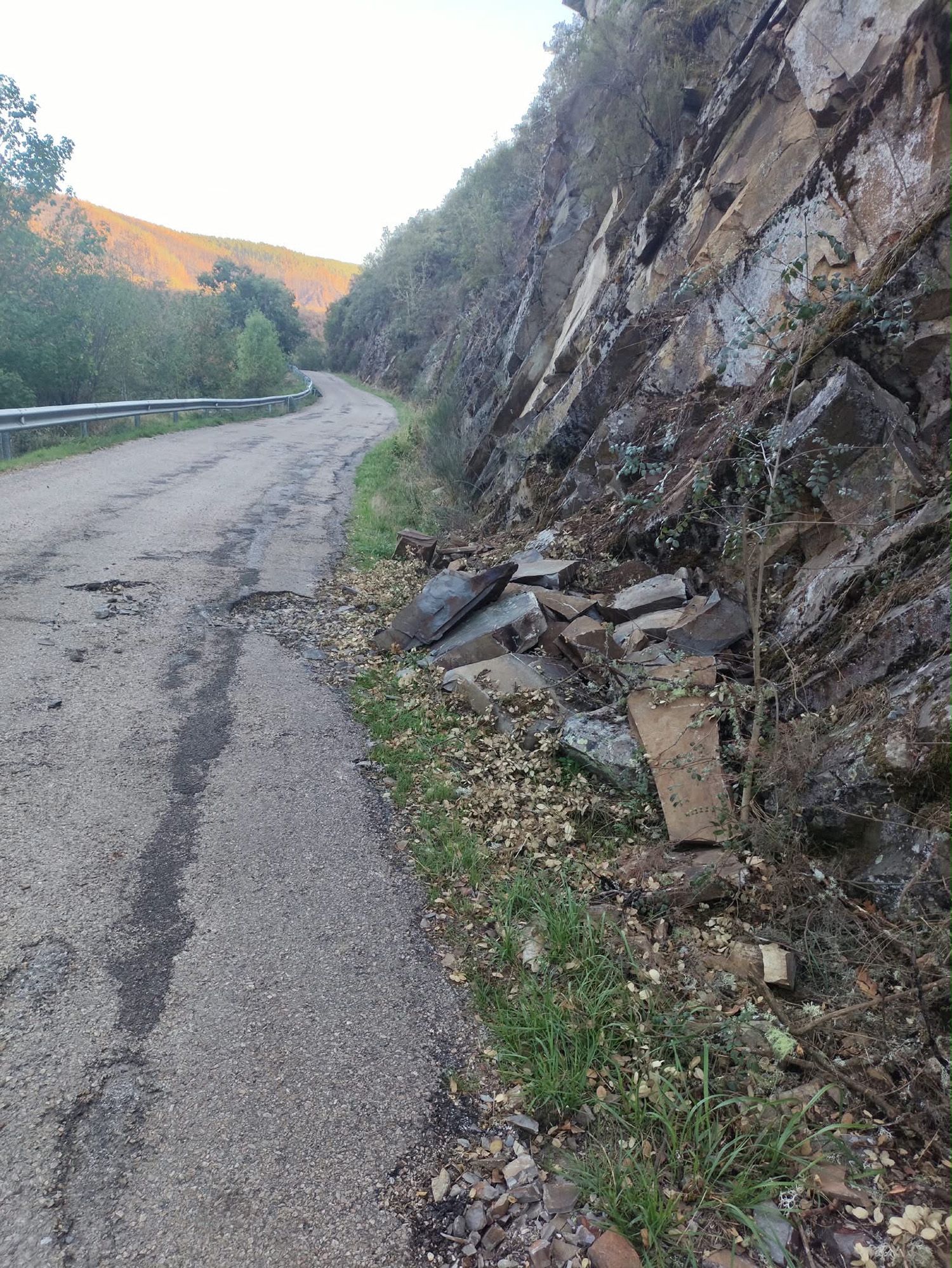 Desprendimiento en la carretera de acceso a La Somoza Desprendimiento en la carretera de acceso a La Somoza