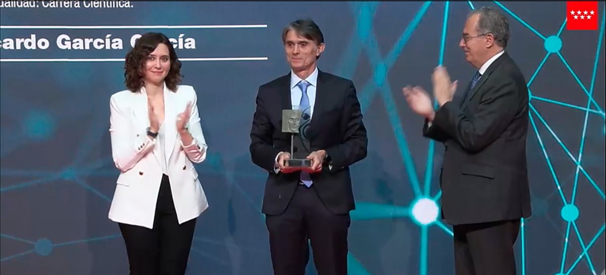 El investigador berciano del Instituto de Ciencia de Materiales de Madrid (ICMM), Ricardo García, recibe el premio Miguel Catalán que entrega la Comunidad de Madrid