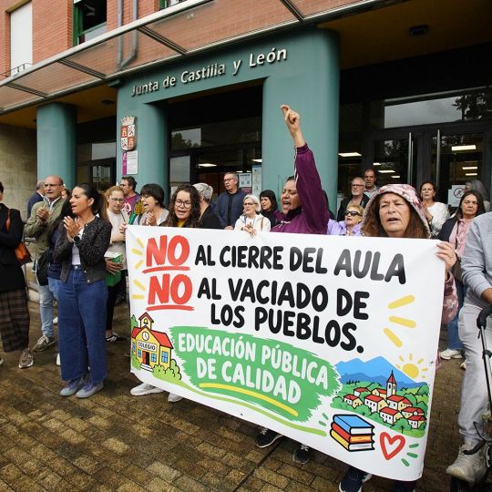 César Sánchez / ICAL . Concentración y entrega de firmas en la sede de la Junta en Ponferrada en contra de la unificación de aulas y el cierre de aulas de educación infantil en el mundo rural en la localidad de Toreno César Sánchez / ICAL . Concentración y entrega de firmas en la sede de la Junta en Ponferrada en contra de la unificación de aulas y el cierre de aulas de educación infantil en el mundo rural en la localidad de Toreno