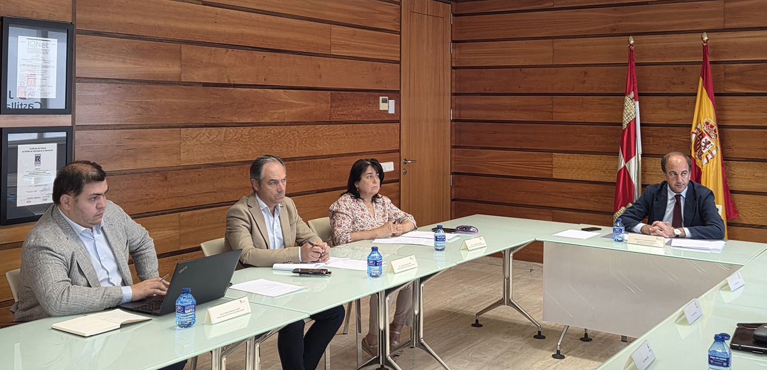 El consejero de Agricultura, Joaquín Antonio Pino, ha mantenido una reunión de trabajo con representantes de la Asociación de Vino con Origen de Castilla y León (AVOCYL)