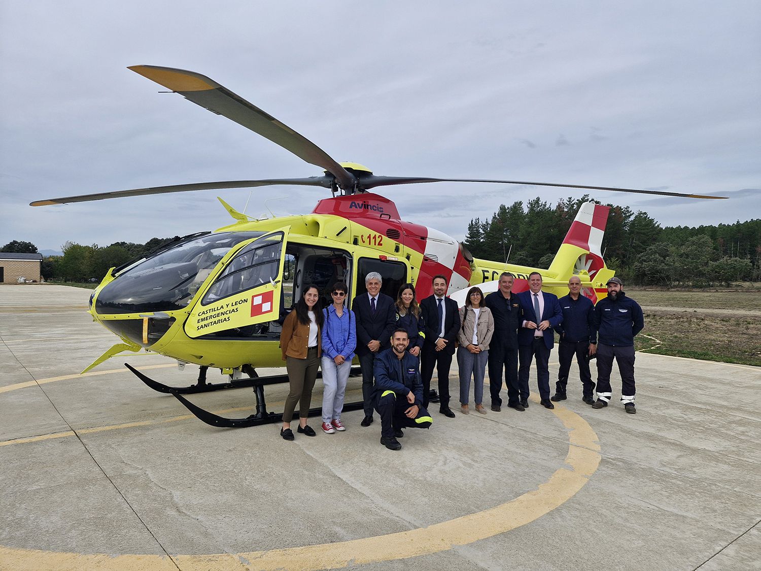 Visita de Gómez de Quero al helicóptero sanitario del Bierzo en la base de Cueto (1)