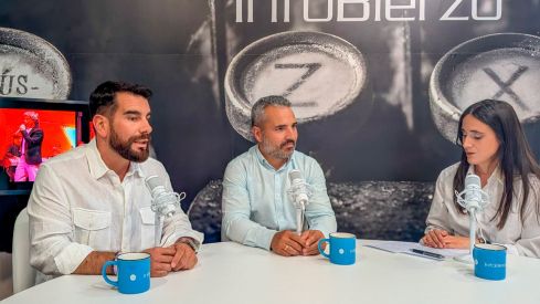 Entrevista al presidente de la asociación El Centro Mola, Iván Rodríguez (I), y al concejal de Comercio de Ponferrada, David Pacios (C) y la periodista Clara Arias (D) sobre la II Gala del Comercio El Bierzo | Daniel Merino