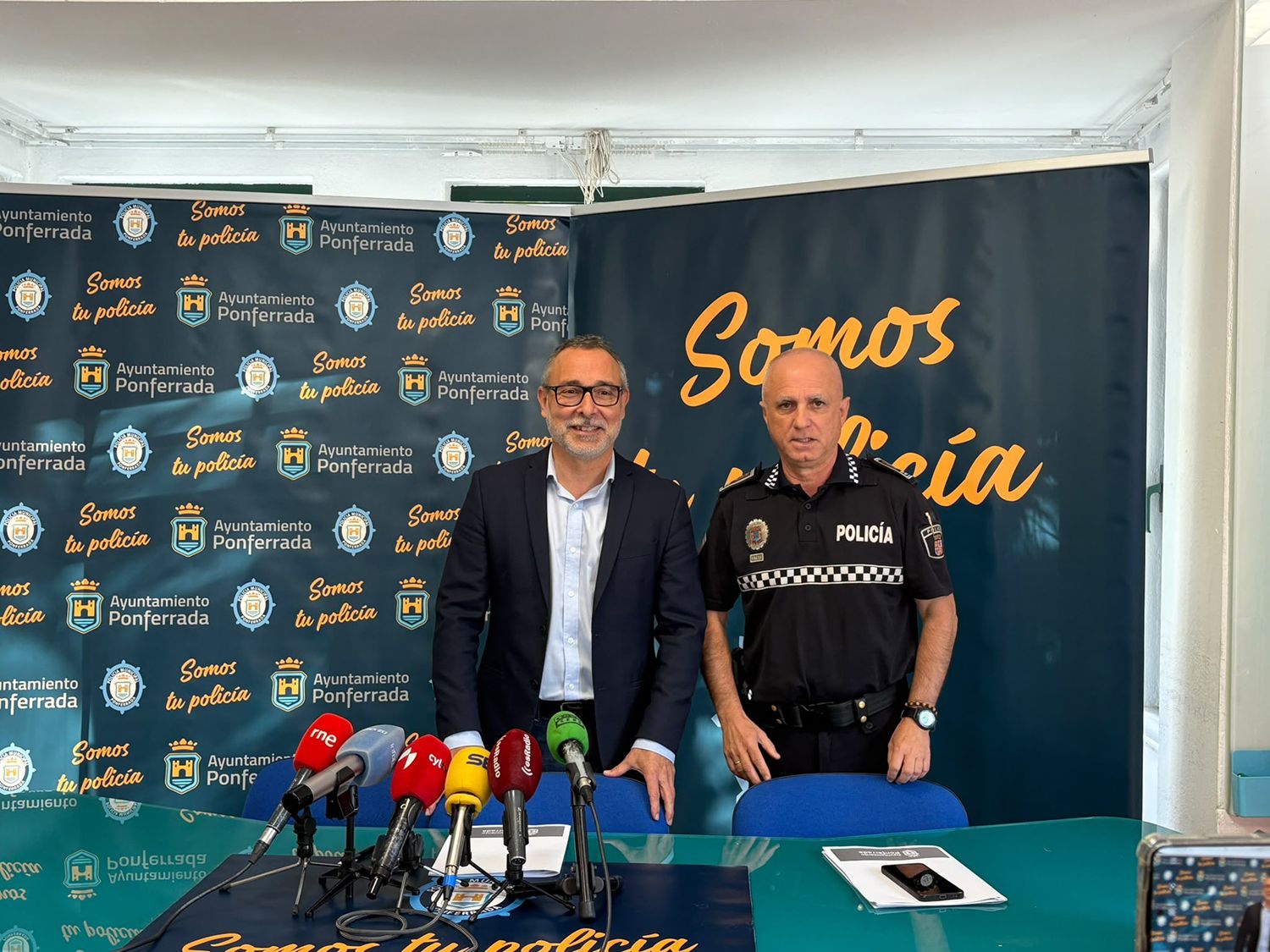 Carlos Cortina, concejal de Seguridad a la izq junto a Arturo Pereira, jefe de la Policia Local de Ponferrada