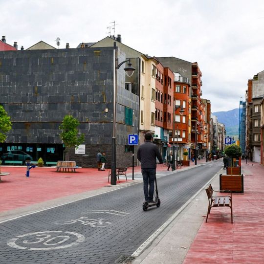 Patinete eléctrico por las calles de Ponferrada Patinete eléctrico por las calles de Ponferrada