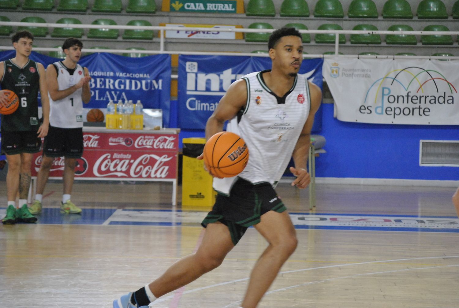Entrenamiento del Clínica Ponferrada antes del enfrentamiento ante el Spanish Basketball Academy Entrenamiento del Clínica Ponferrada antes del enfrentamiento ante el Spanish Basketball Academy