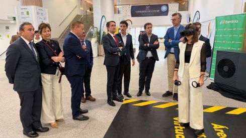 Suárez-Quiñones conoce en Salamanca la formación de Iberdrola para instaladores con realidad virtual