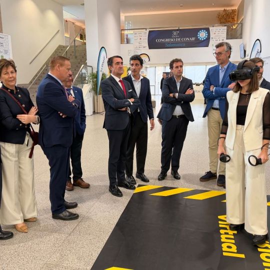 Suárez-Quiñones conoce en Salamanca la formación de Iberdrola para instaladores con realidad virtual
