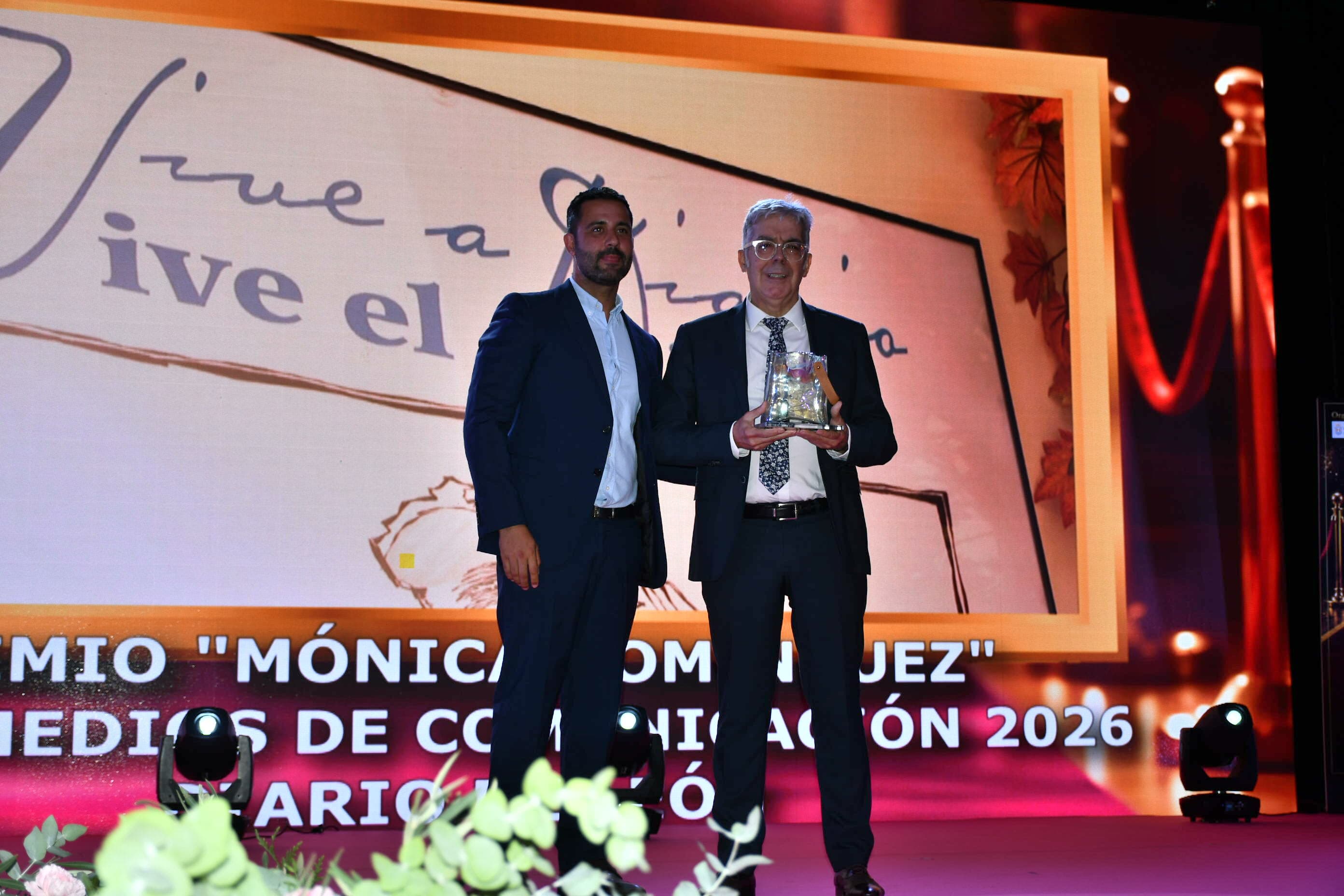 Manuel Félix López, del Diario de León recibiendo el Premio a los Medios de Comunicación