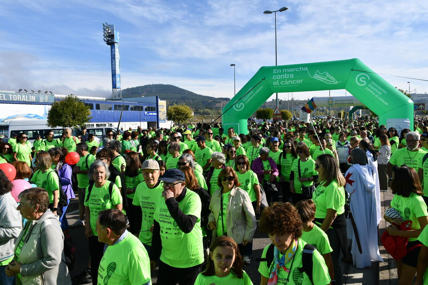 Una 'marea verde' de más de 5.000 personas recorre Ponferrada contra el cáncer| Daniel Merino Una 'marea verde' de más de 5.000 personas recorre Ponferrada contra el cáncer| Daniel Merino