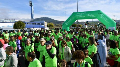 Una 'marea verde' de más de 5.000 personas recorre Ponferrada contra el cáncer| Daniel Merino
