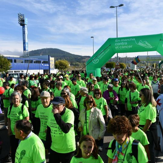 Una 'marea verde' de más de 5.000 personas recorre Ponferrada contra el cáncer| Daniel Merino