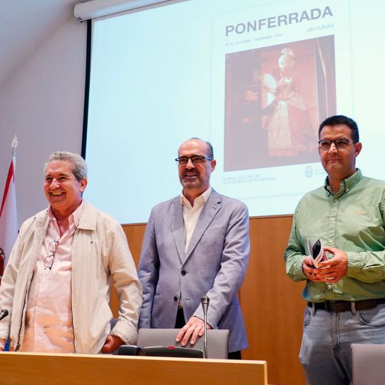 El alcalde de Ponferrada, Marco Morala (C), junto al director del teatro Bergidum, Miguel Ángel Varela (I), y el director de los museos de Ponferrada, Javier García Bueso (D), durante la presentación del nuevo número de EsCultura | César Sánchez (ICAL) El alcalde de Ponferrada, Marco Morala (C), junto al director del teatro Bergidum, Miguel Ángel Varela (I), y el director de los museos de Ponferrada, Javier García Bueso (D), durante la presentación del nuevo número de EsCultura | César Sánchez (ICAL)