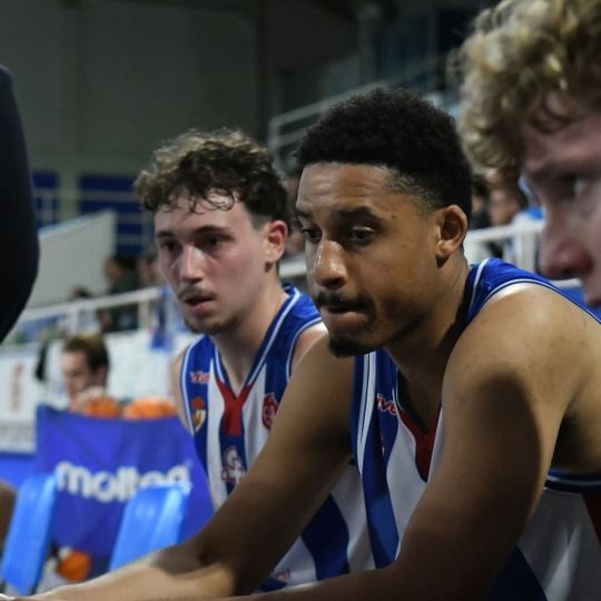 Cameron Okeke y Carlos Hurtado meten al Clínica Ponferrada en el quinteto ideal de la primera jornada de la Segunda FEB Cameron Okeke y Carlos Hurtado meten al Clínica Ponferrada en el quinteto ideal de la primera jornada de la Segunda FEB