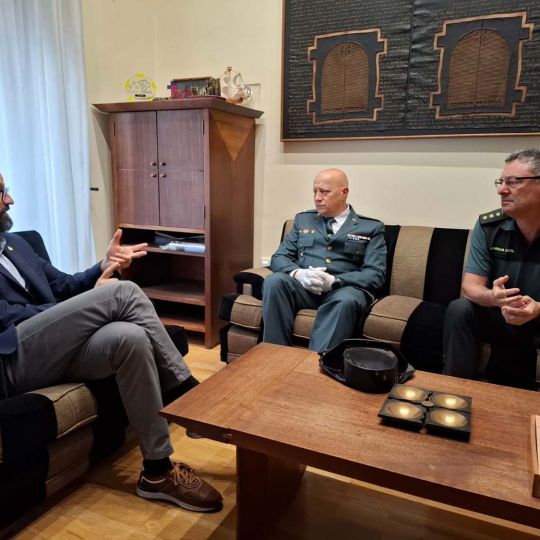 El subdelegado del Gobierno en León, Héctor Alaiz Moretón, a la izq ha recibido este martes al capitán José Manuel López Santiso El subdelegado del Gobierno en León, Héctor Alaiz Moretón, a la izq ha recibido este martes al capitán José Manuel López Santiso