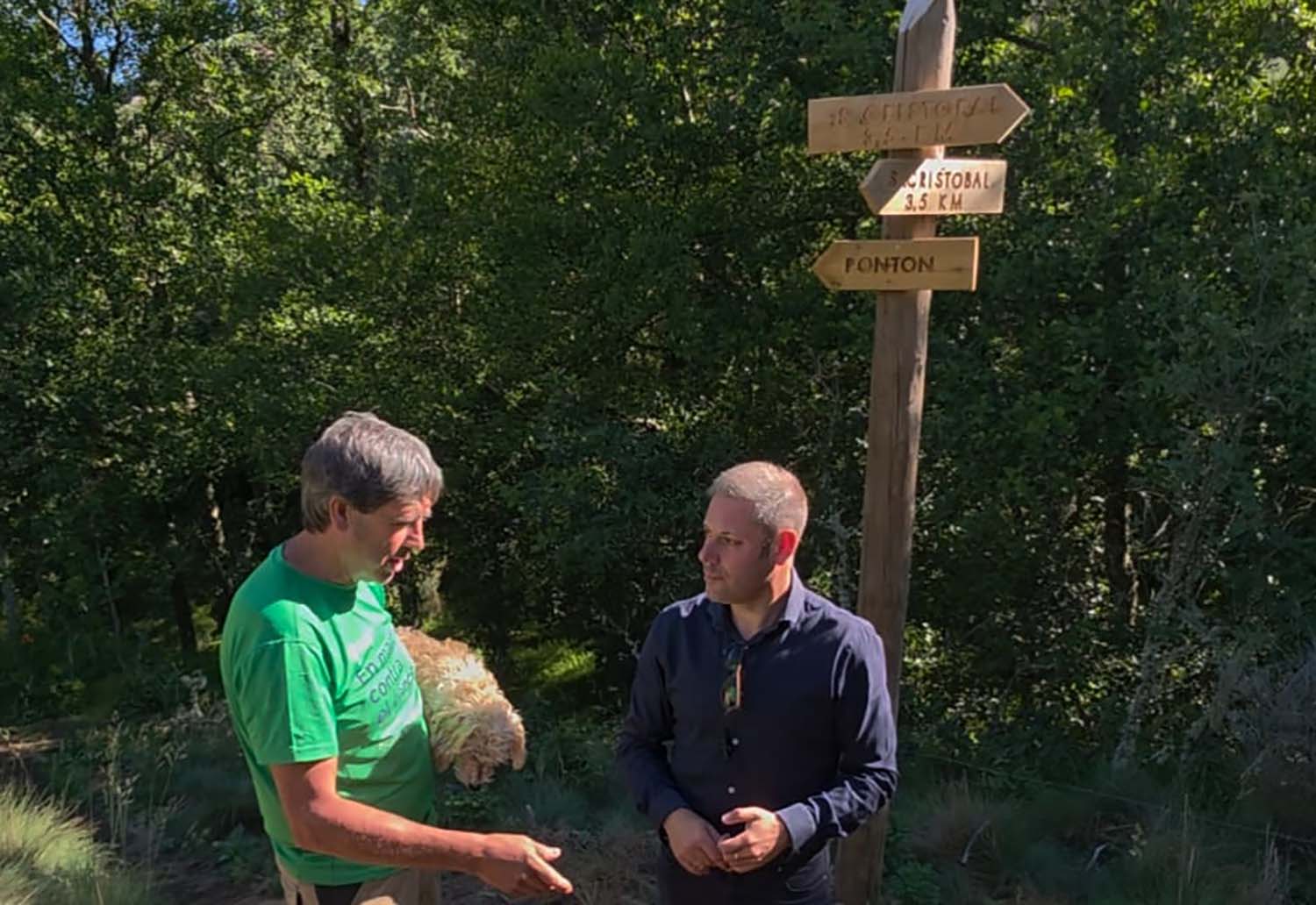 A la izq el concejal de Medio Rural, Iván Alonso, junto a Alberto López, creador de la ruta 