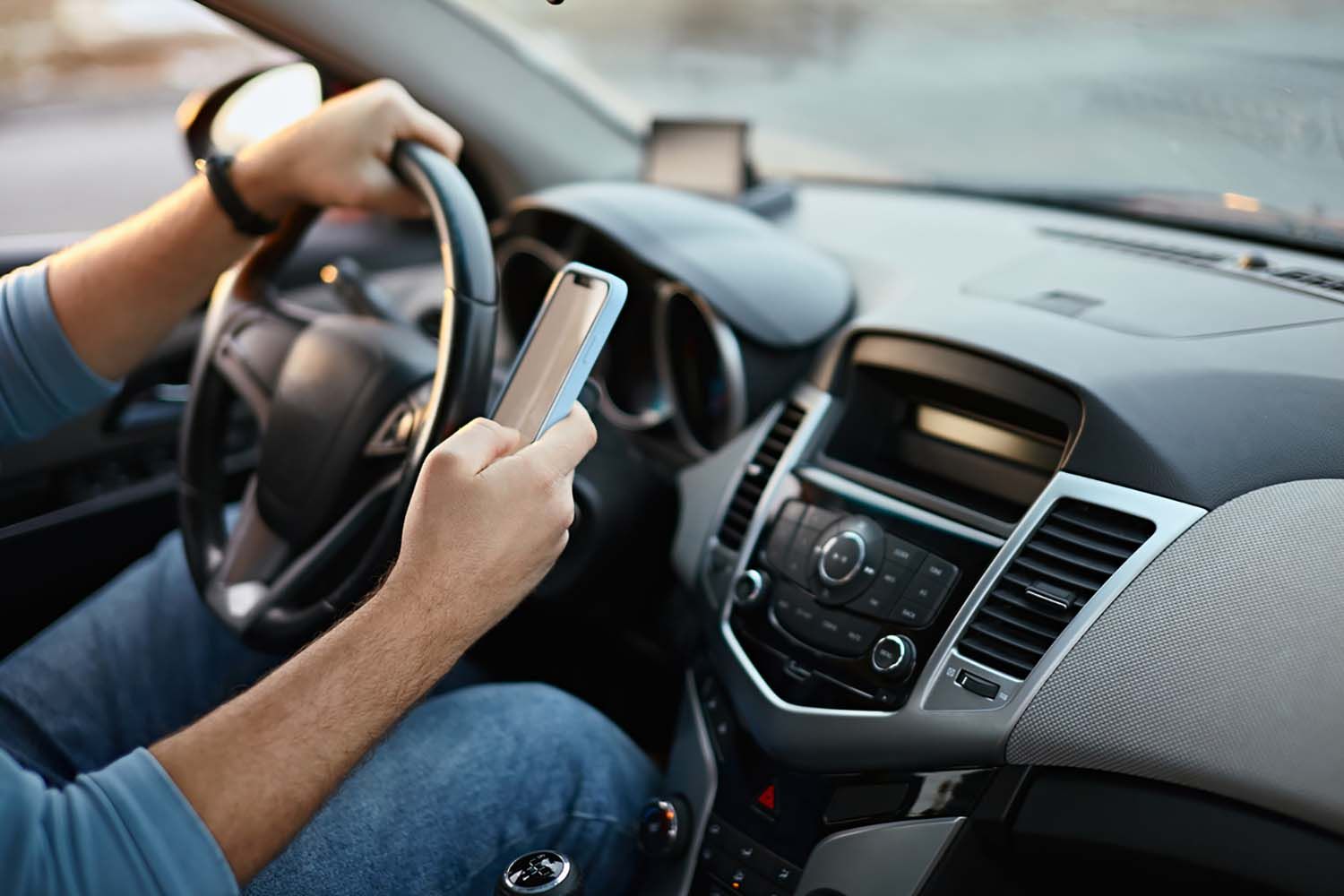 Conducir al volante imagen istock autor perfectlab