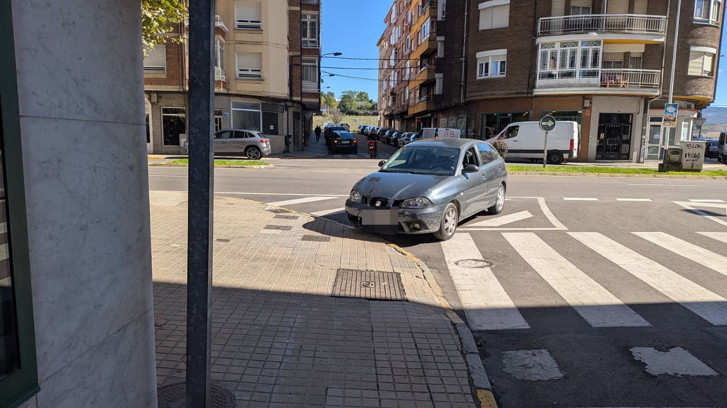 Un coche se estrella contra una floristería en Ponferrada 3 | Foto: InfoBierzo Un coche se estrella contra una floristería en Ponferrada 3 | Foto: InfoBierzo