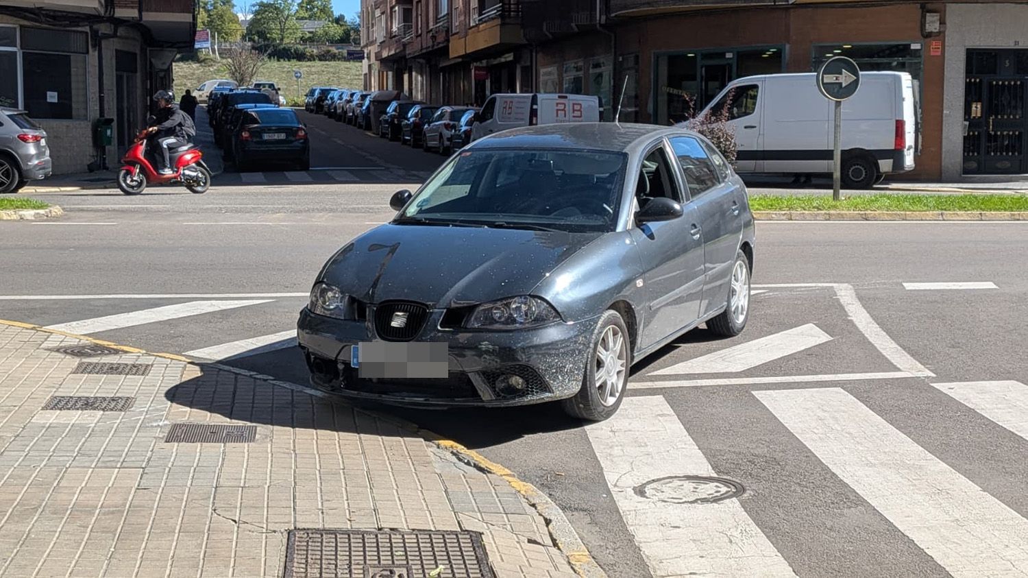 Un coche se estrella contra una floristería en Ponferrada 2 | Foto: InfoBierzo Un coche se estrella contra una floristería en Ponferrada 2 | Foto: InfoBierzo