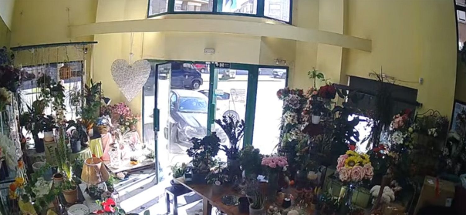 Un coche se estrella contra una floristería en Ponferrada 4 Un coche se estrella contra una floristería en Ponferrada 4
