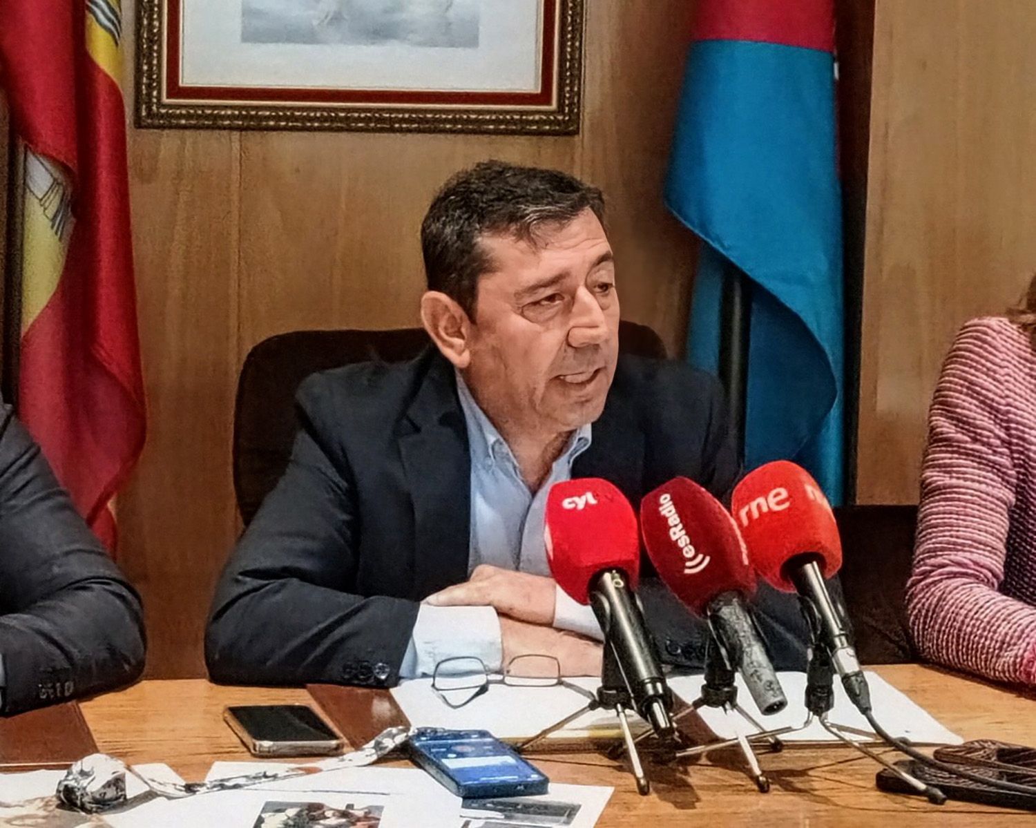 Jaime González en el salón de plenos del Ayuntamiento de Bembibre (foto de archivo)