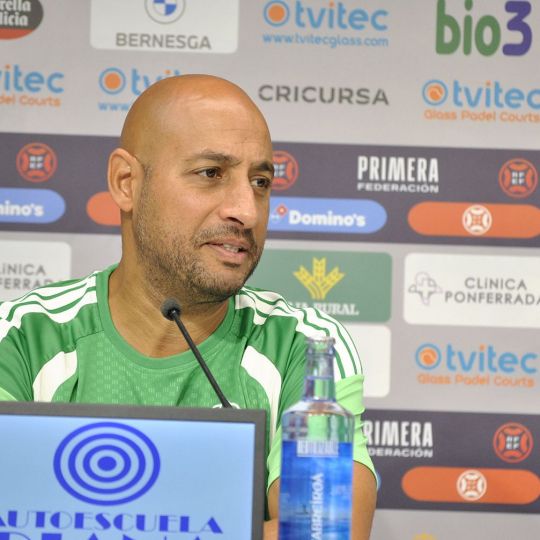 El entrenador de la Ponferradina, Mehdi Nafti, durante la rueda de prensa de este viernes El entrenador de la Ponferradina, Mehdi Nafti, durante la rueda de prensa de este viernes