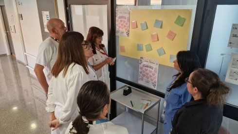 Los trabajadores de Paliativos escribiendo mensajes de apoyo (1)