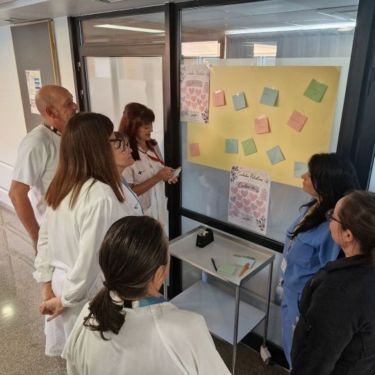 Los trabajadores de Paliativos escribiendo mensajes de apoyo (1)