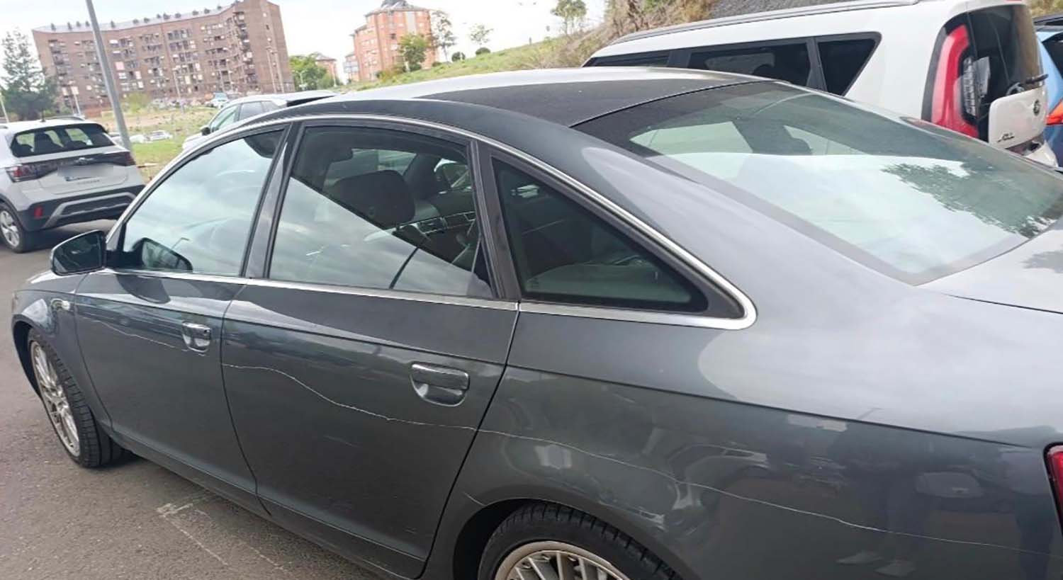 Coche rayado en el parking de la Ciuden Coche rayado en el parking de la Ciuden