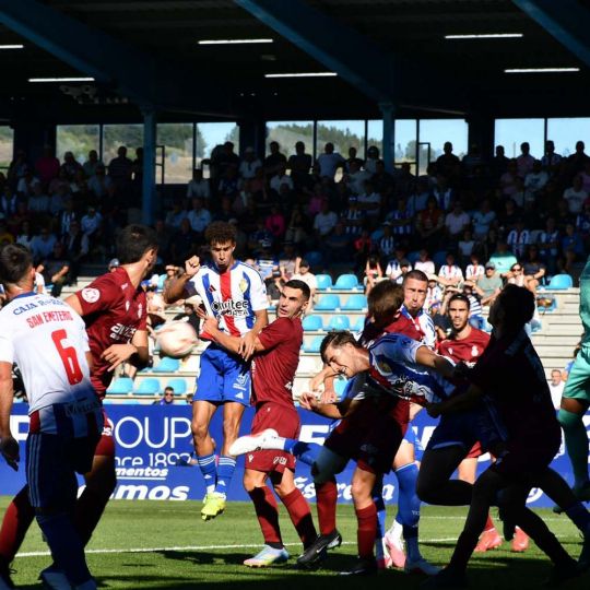 Partido entre la Ponferradina y el Avilés | Foto: Dani Merino, InfoBierzo Partido entre la Ponferradina y el Avilés | Foto: Dani Merino, InfoBierzo